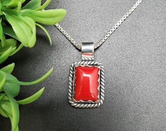 QQ-864 / Collana con ciondolo rettangolare in corallo rosso sud-occidentale / Ciondolo in corallo rosso in argento sterling / Gioielli unisex in corallo rosso / Regalo per lei