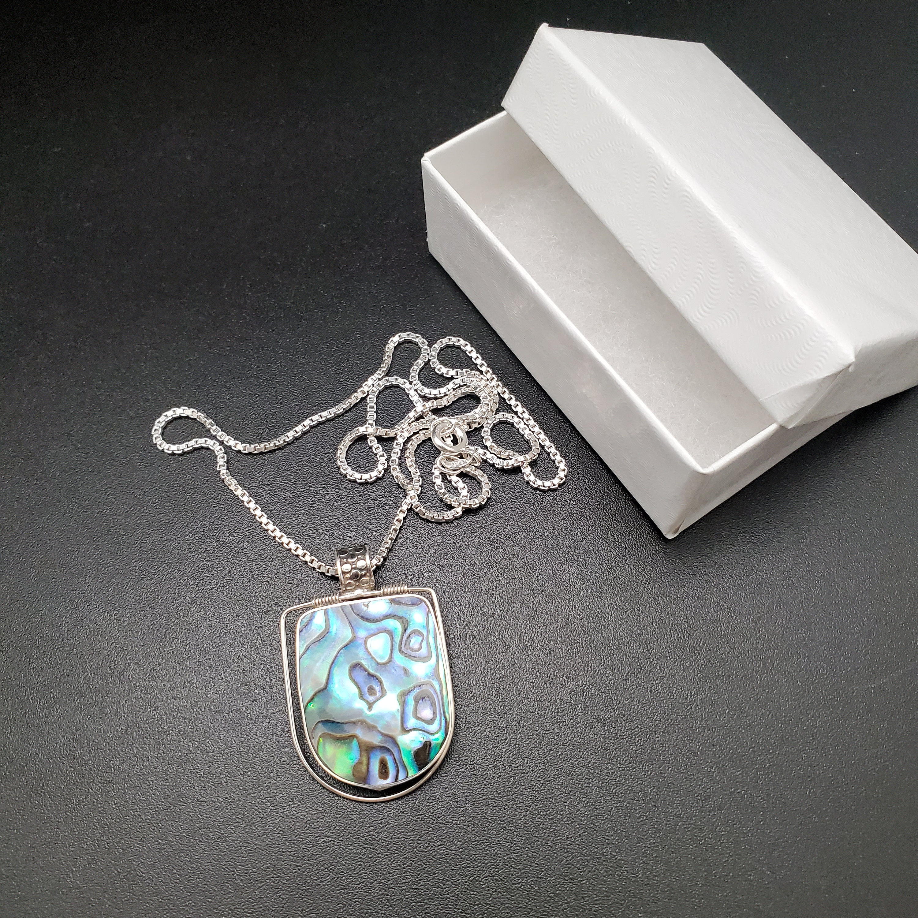 ATS-AYU320 / Collana con ciondolo in conchiglia di abalone