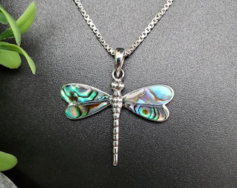 FFD #107 / Precioso collar con colgante de libélula con incrustaciones de concha de paua y cadena de plata / Collar con libélula de abulón con incrustaciones de plata esterlina