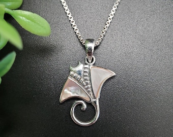 QQ-369 | Pingente de colar com arraia e concha branca | Pingente de colar com arraia e concha branca em prata de lei | Pingente de colar com arraia e concha de prata | Presente para ela