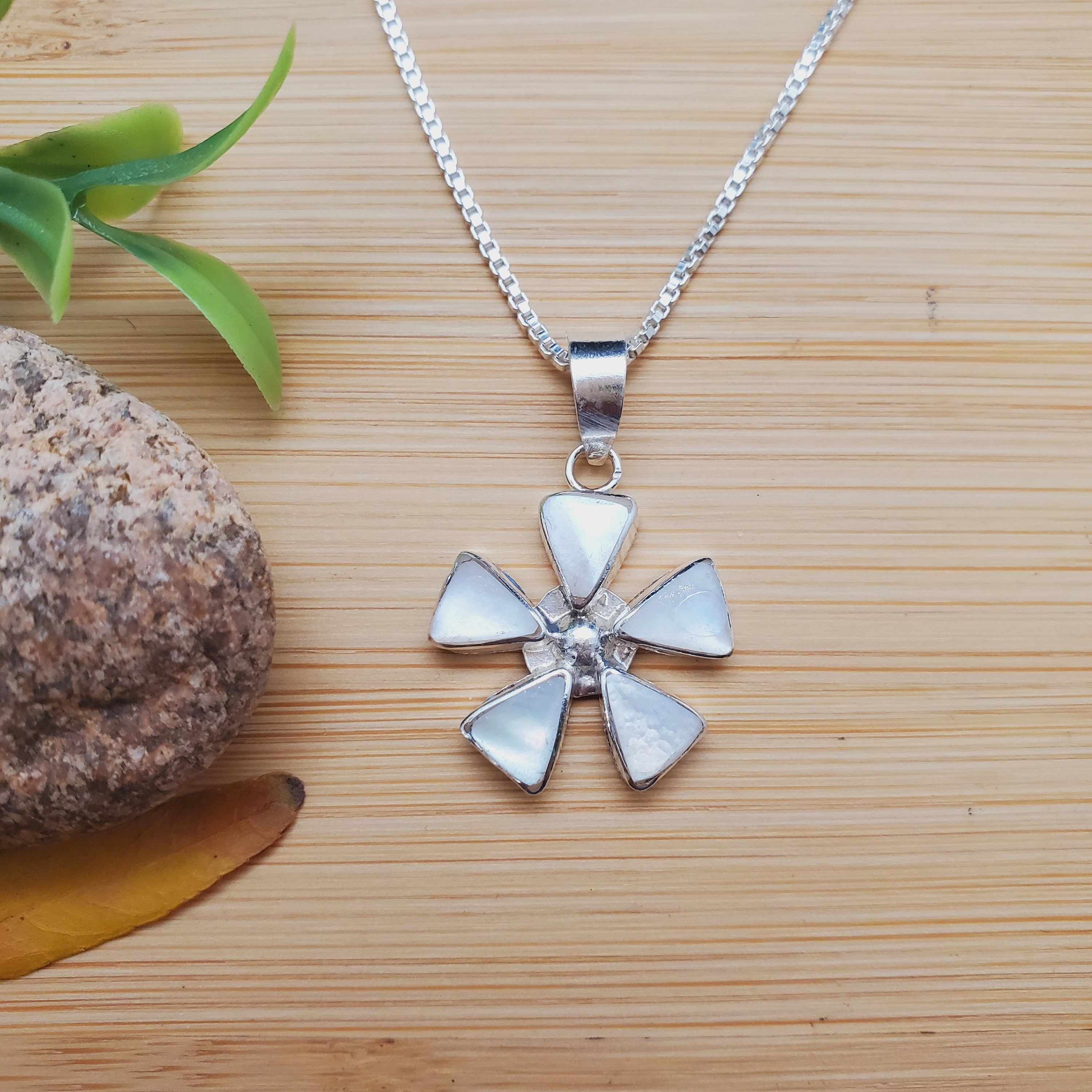 ATS-AYU067 | White Mother of Pearl Flower Necklace Pendant Option