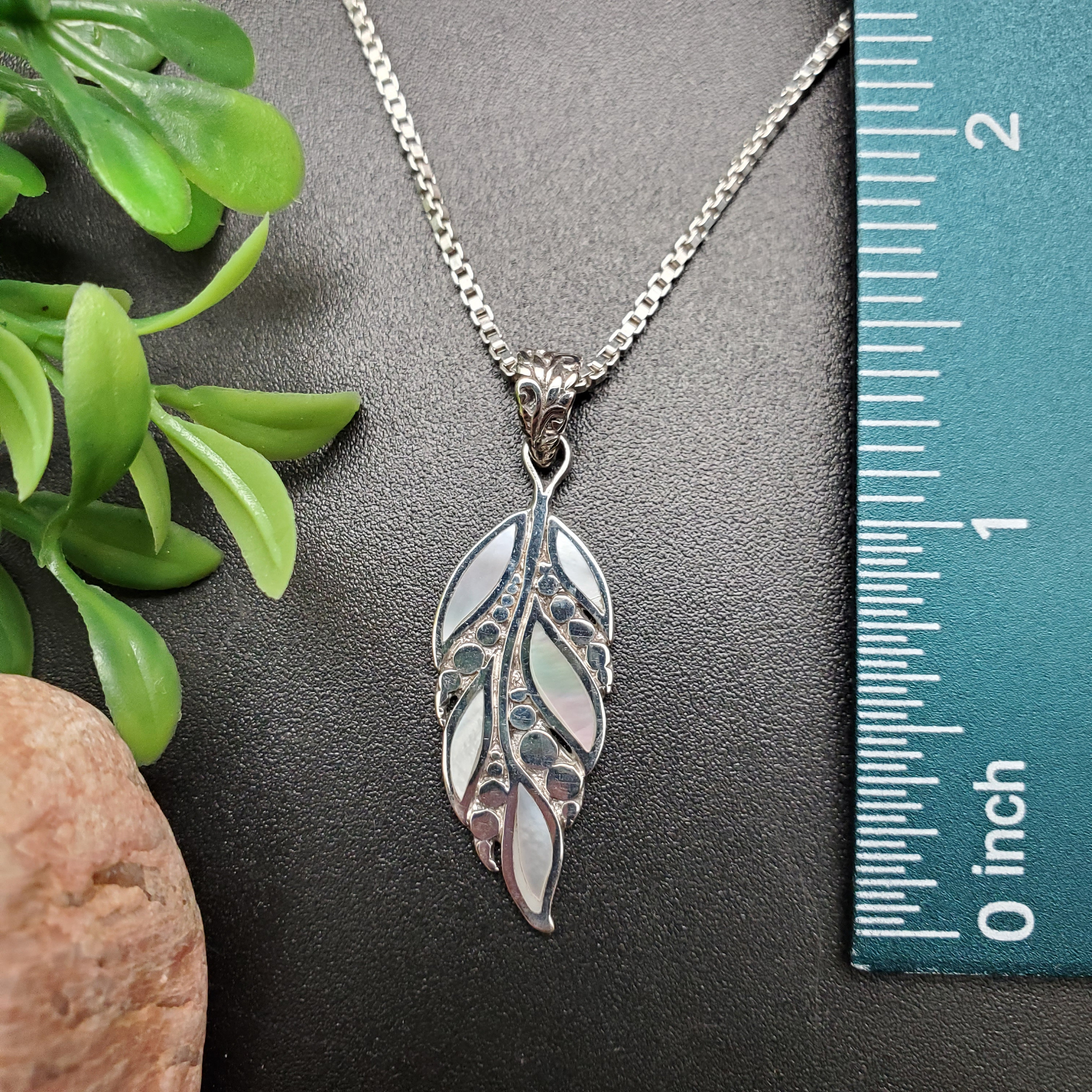 QQ-574 | Inlaid White Shell Inlay Leaf Necklace Pendant