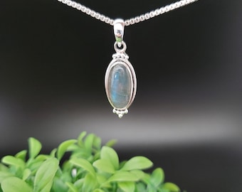 QQ-926 | Elegant halsband med blått labradorithänge, alternativ silverkedja | Labradorithänge i sterlingsilver | Vackert labradorithalsband