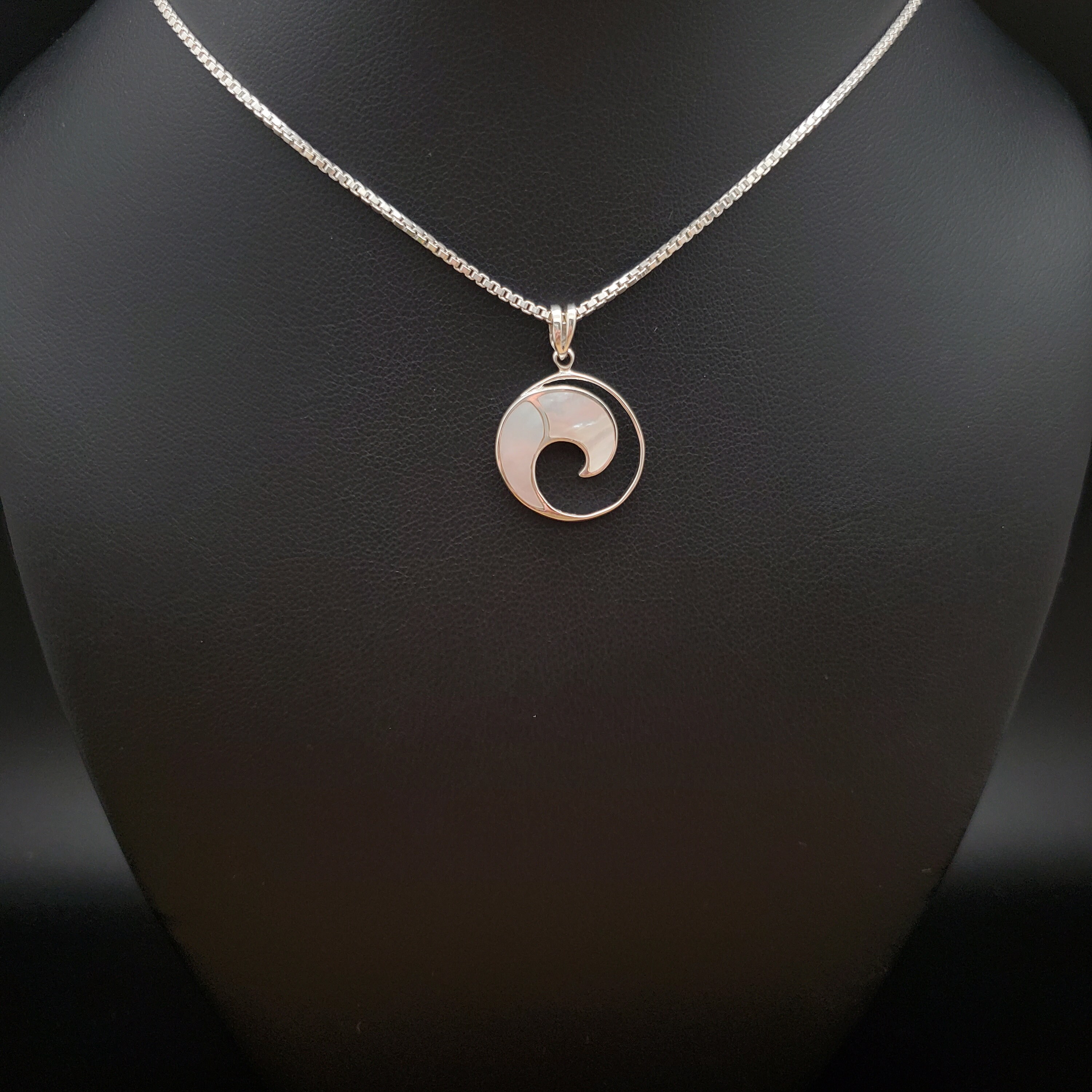 ATS-AYU063 | White Mother of Pearl Wave Concho Necklace