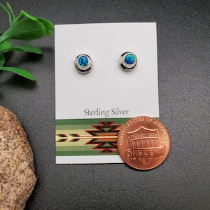 JJS-544 | Boucles d'oreilles rondes en opale bleue de 6 mm | Clous d'oreilles en argent sterling avec pierre bleue | Poteaux simples en opale bleue | Petites boucles d'oreilles bleues délicates