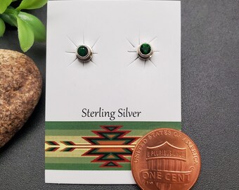 JJS-583 | 4 mm kleine groene kwartsoorbellen | Sterling zilveren groene stenen hengsten | Sierlijke groene kwartspalen | Kleine kwartsoorbelpalen