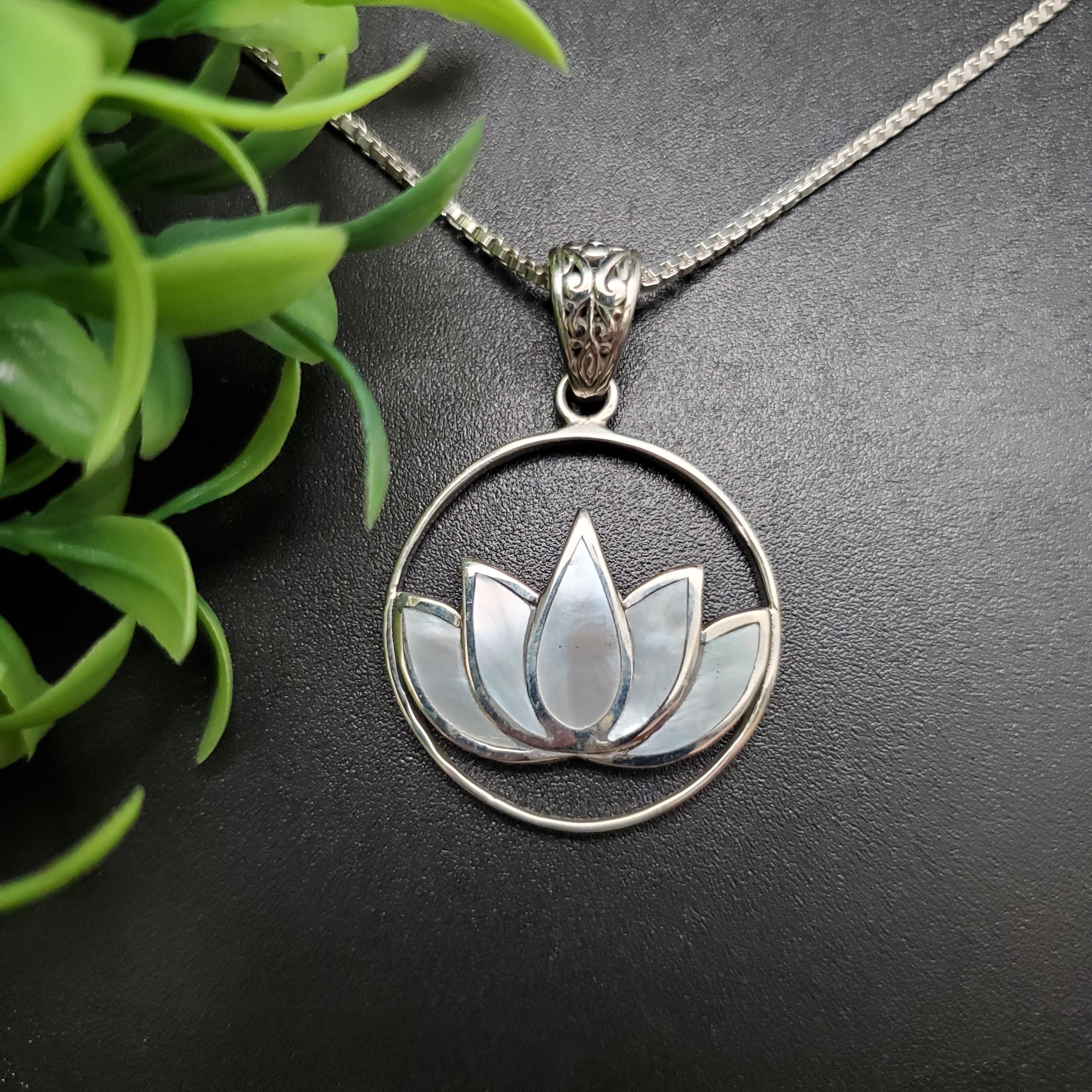 QQ-575 | White Mother of Pearl Lotus Flower Necklace Pendant