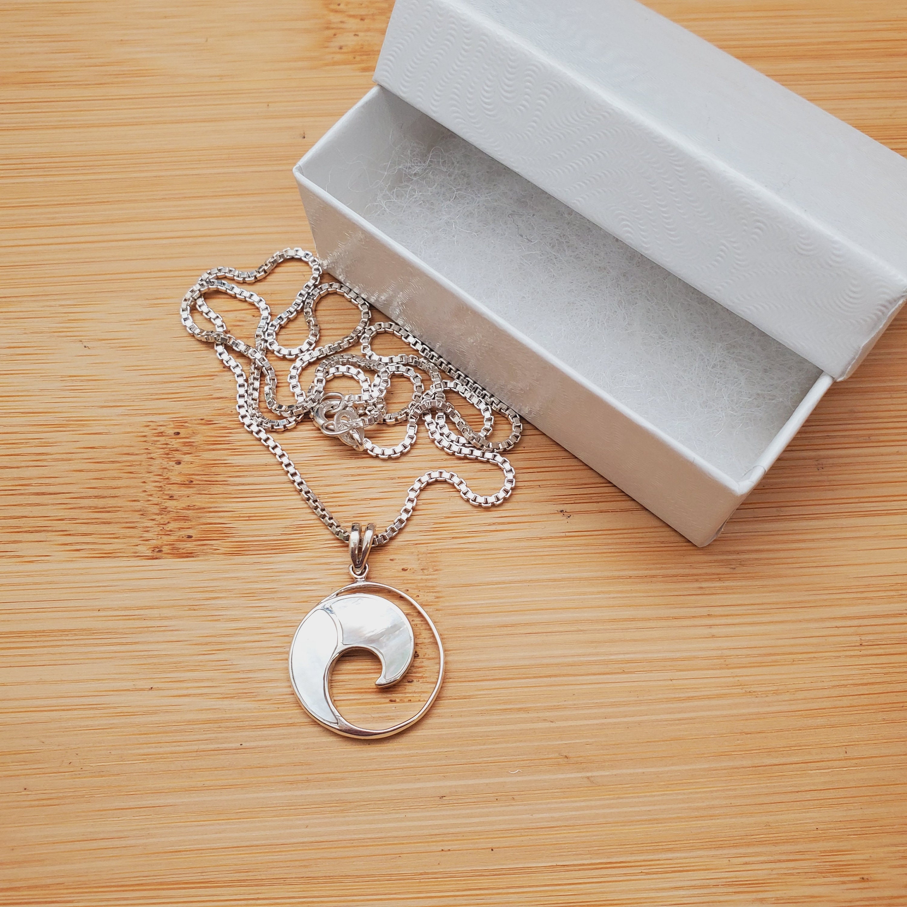 ATS-AYU063 | White Mother of Pearl Wave Concho Necklace
