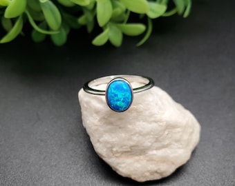 GG-131 / Anillo de ópalo azul delicado / Anillo de ópalo de fuego de plata esterlina / Anillo de ópalo de fuego pequeño y simple / Anillo de uso diario / Hermoso anillo de ópalo azul plateado
