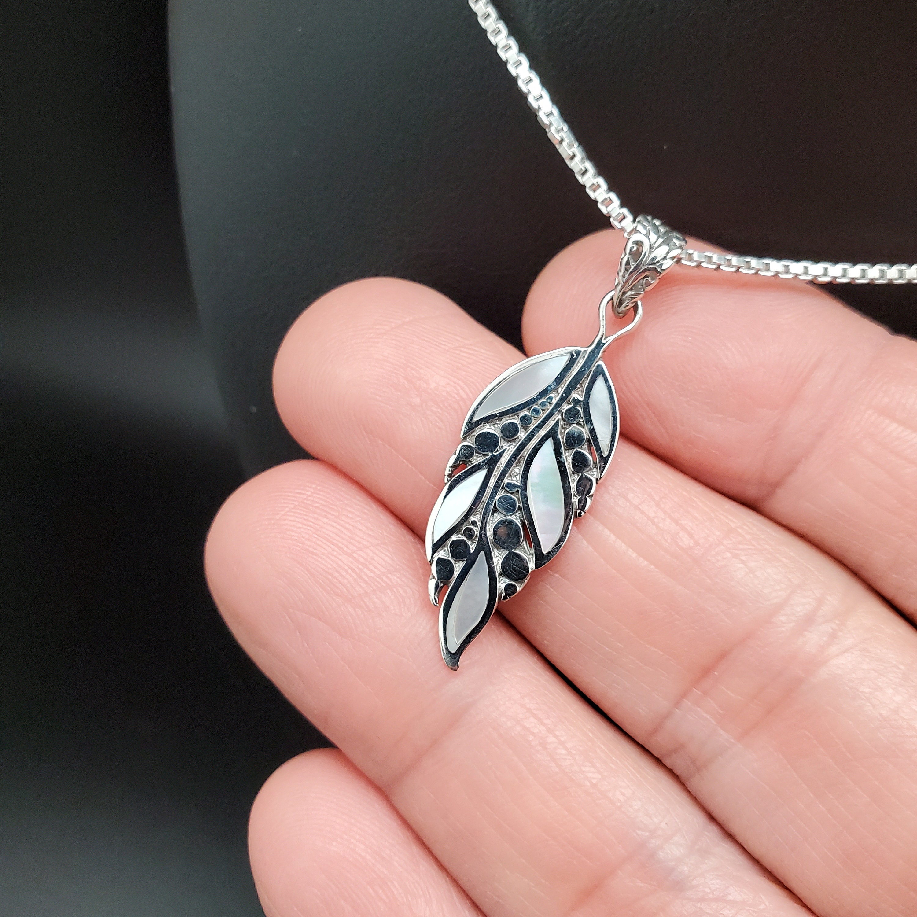 QQ-574 | Inlaid White Shell Inlay Leaf Necklace Pendant QQ-574 | Inlaid White Shell Inlay Leaf Necklace Pendant