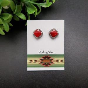 QQ-722 | Zierliche rote Koralle Ohrringe | Sterling Silber Rote Koralle Ohrstecker | Silber Rote Stein Ohrstecker | Rot Coral Trilliant Beiträge