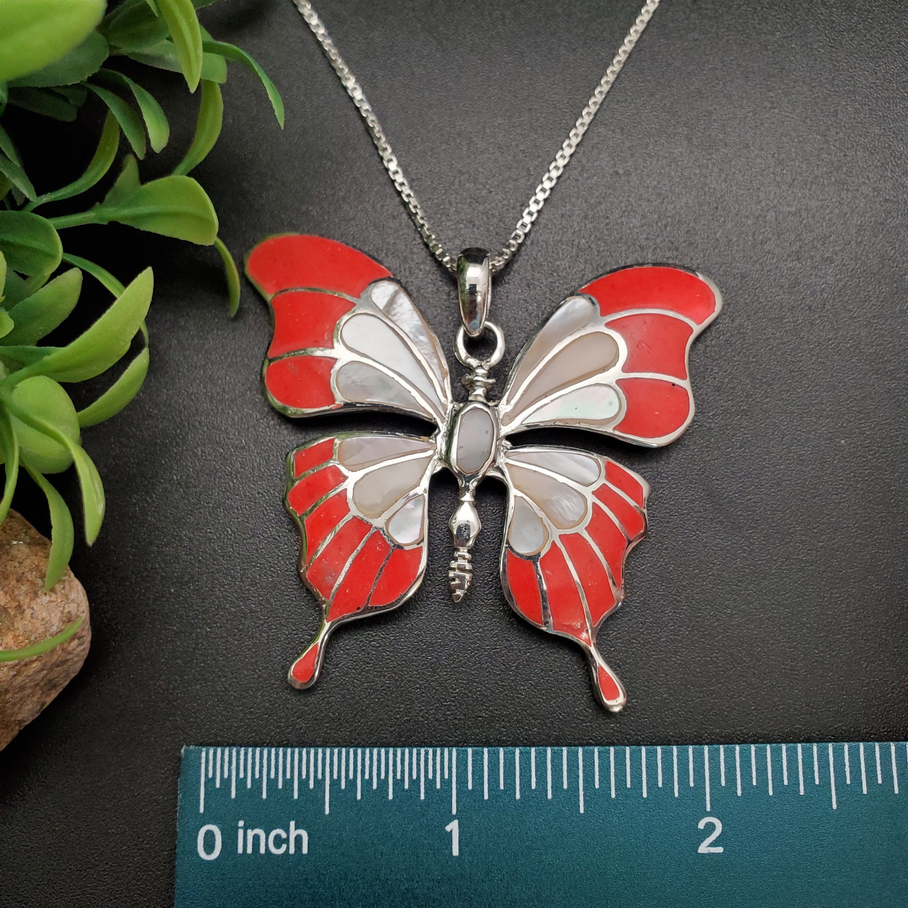 FFD #788 | 大きな象嵌珊瑚、マザーオブパールの蝶のネックレス