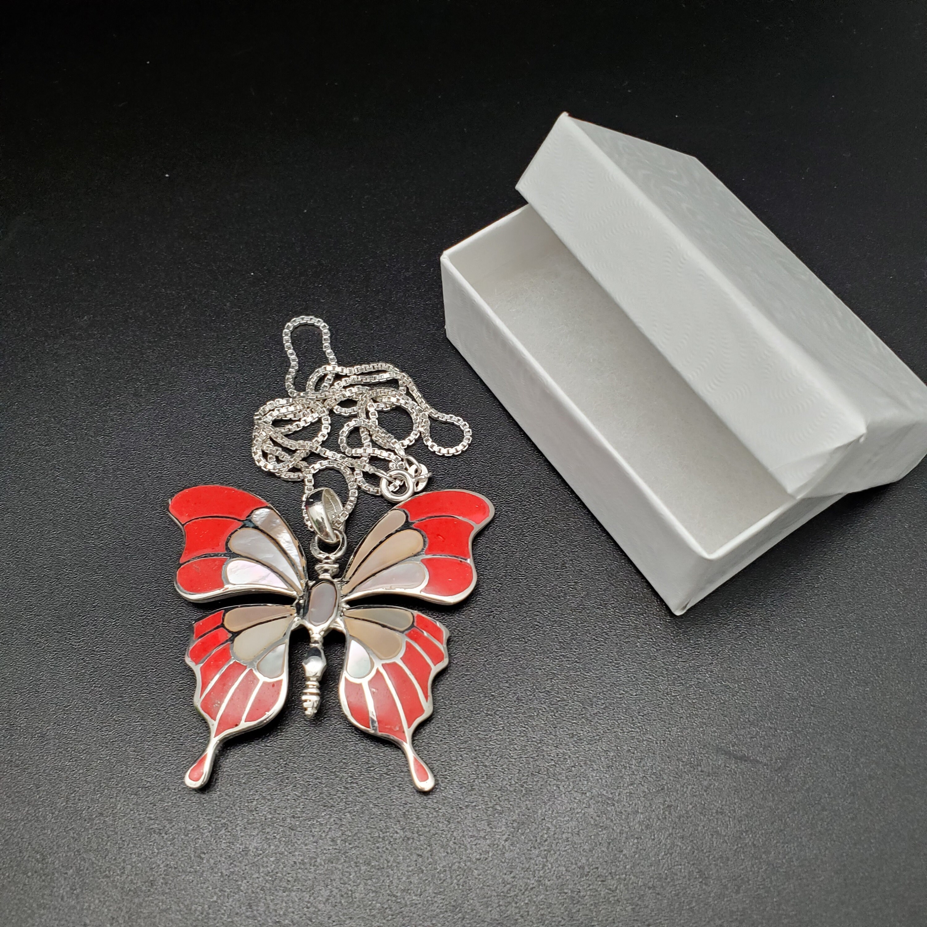 FFD #788 | 大きな象嵌珊瑚、マザーオブパールの蝶のネックレス