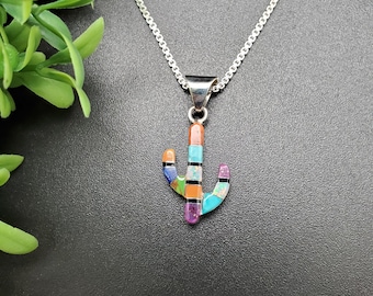 QQ-361 | 2-zijdige witte opaal, veelkleurige ingelegde cactuskettinghanger | Sterlingzilveren witte opaal cactushanger | Veelkleurige ketting