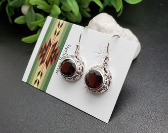 ATS-AYU158 / Delicados pendientes colgantes de granate rojo / Pendientes de plata de ley con piedras preciosas rojas / Pendientes de granate balinés, pendientes sencillos de piedra roja