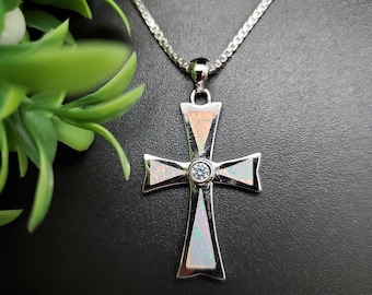 Collier Pendentif Croix Ovale En Argent 925 – Opale Blanche Simulée Et Topazes – Longueur 18 Pouces – Neuf Sans Boîte