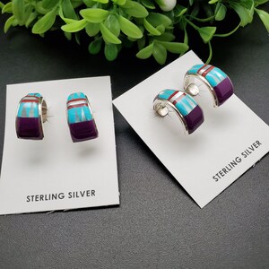 Puede incluir: Un par de pendientes de aro de plata de ley con incrustaciones de turquesa, morado y blanco. Los pendientes se muestran en tarjetas blancas con el texto "Sterling Silver".