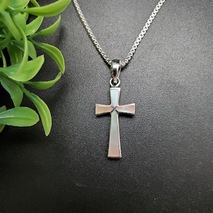 FFD #640B / Colgante de cruz con incrustaciones de nácar blanco delicado, opción con cadena de plata / Colgante de cruz de concha blanca en plata esterlina