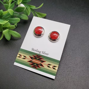 JJS-654 | Zierliche rote Koralle Ohrringe | 10 mm Sterling Silber Rote Koralle Ohrstecker | Silber Rote Stein Ohrstecker | Rote Koralle Inlay Posts