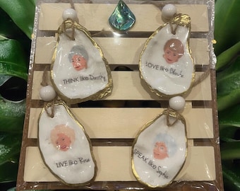 Conjunto de enfeites de Natal em decoupage "As Garotas de Ouro", decoração artesanal em conchas de ostra, citações de Dorothy, Blanche, Rose e Sophia, enfeites para árvore de Natal.