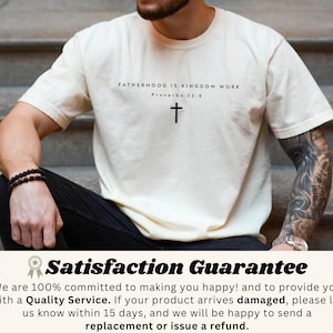 Puede incluir: Camiseta color crema con el texto "FATHERHOOD IS KINGDOM WORK" y una cruz. El texto "Proverbios 22:6" est&aacute; debajo. La camiseta la lleva una persona sentada en unos escalones.