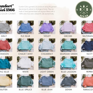 K&ouml;nnte beinhalten: Eine Farbkarte zeigt verschiedene Comfort Colors 1566 Sweatshirts in einer Reihe von Farben, darunter Grau, Blau, Violett und Rosa. Die Karte enth&auml;lt den Text "Comfort Colors 1566 COLOR CHART" und ein Logo mit den Buchstaben "R" und "S".