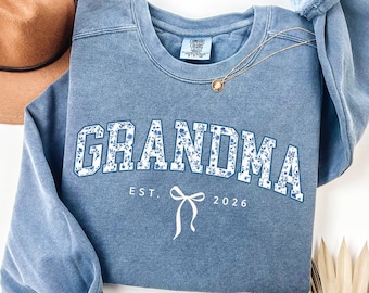 Comfort Colors® Custom Grandma Sweatshirt, Retro Blue Toile Floral Est 2026 Crewneck, Coquette Grandma Gift, New Grandmother Tee With Bow