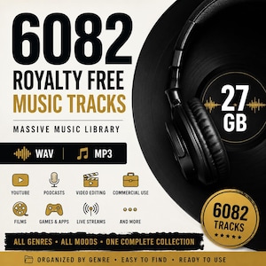 Op de afbeelding: Een digitale collectie van 6082 rechtenvrije muzieknummers van in totaal 27 GB, met een zwarte koptelefoon over een vinylplaat-afbeelding. De tekst bevat WAV, MP3 en iconen voor YouTube, podcasts, videobewerking, commercieel gebruik, films en games.