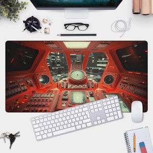 以下が含まれることがあります： 赤と灰色の宇宙船のコックピットで、コントロールパネルと外側の景色が見えます。コントロールパネルには多くのボタンとスイッチがあります。外側の景色は、星のある暗い宇宙を示しています。