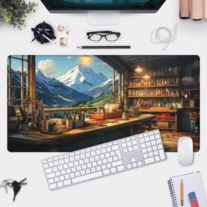 Op de afbeelding: Een rechthoekige bureaumat met een gedetailleerde illustratie van een werkplaats met uitzicht op de bergen. De scène omvat een werkbank, planken vol potten en een groot raam met uitzicht op een besneeuwde bergketen. Een toetsenbord en muis staan op de voorgrond.