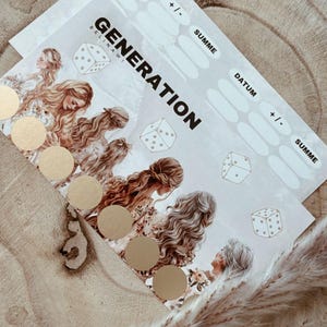 Könnte beinhalten: Eine weiße Karte mit dem Wort "GENERATION" in schwarzen Fettdruckbuchstaben. Die Karte hat ein Design von Frauen mit langen Haaren und goldenen Kreisen. Die Karte hat auch einen Bereich für "DATUM" und "SUMME" mit Platz zum Schreiben.