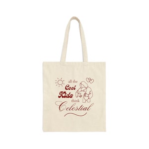 Puede incluir: Una bolsa de tela blanca con un diseño gráfico rojo que dice "all the cool kids think celestial". El gráfico también incluye un sol, dos corazones y un dibujo lineal de una persona sosteniendo a un niño.