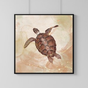 Puede incluir: Una tortuga marina marrón con detalles dorados nada en un fondo de acuarela con tonos beige y verde.