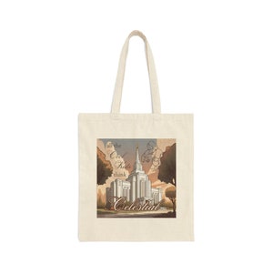 Puede incluir: Bolso tote de color crema con una ilustración detallada de un edificio blanco con una alta aguja, enmarcado por árboles. El texto "all the Cool Kids think Celestial" está impreso en la parte delantera. El bolso tiene dos asas largas.