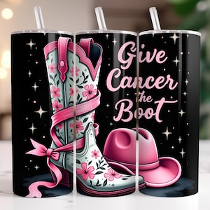 Peut inclure: Deux bottes de cow-boy roses et blanches avec des motifs floraux et un chapeau de cow-boy rose. Le texte "Give Cancer the Boot" est sur fond noir.