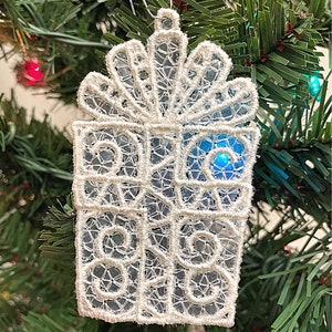 Regalo di Natale In The Hoop, Disegni da ricamo a macchina per ornamenti natalizi, Brother PES, HUS, VP3 tutti i formati, Tutorial facile incluso ITH