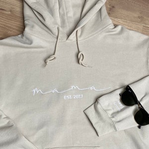 Personalisiertes Mama-Hoodie mit Kindernamen auf dem Ärmel, Bestickt, Geburtstagsgeschenk für Mama, minimalistischer Hoodie, Muttertag Bild 2