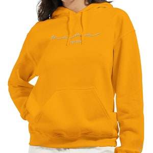 Personalisiertes Mama-Hoodie mit Kindernamen auf dem Ärmel, Bestickt, Geburtstagsgeschenk für Mama, minimalistischer Hoodie, Muttertag Gold