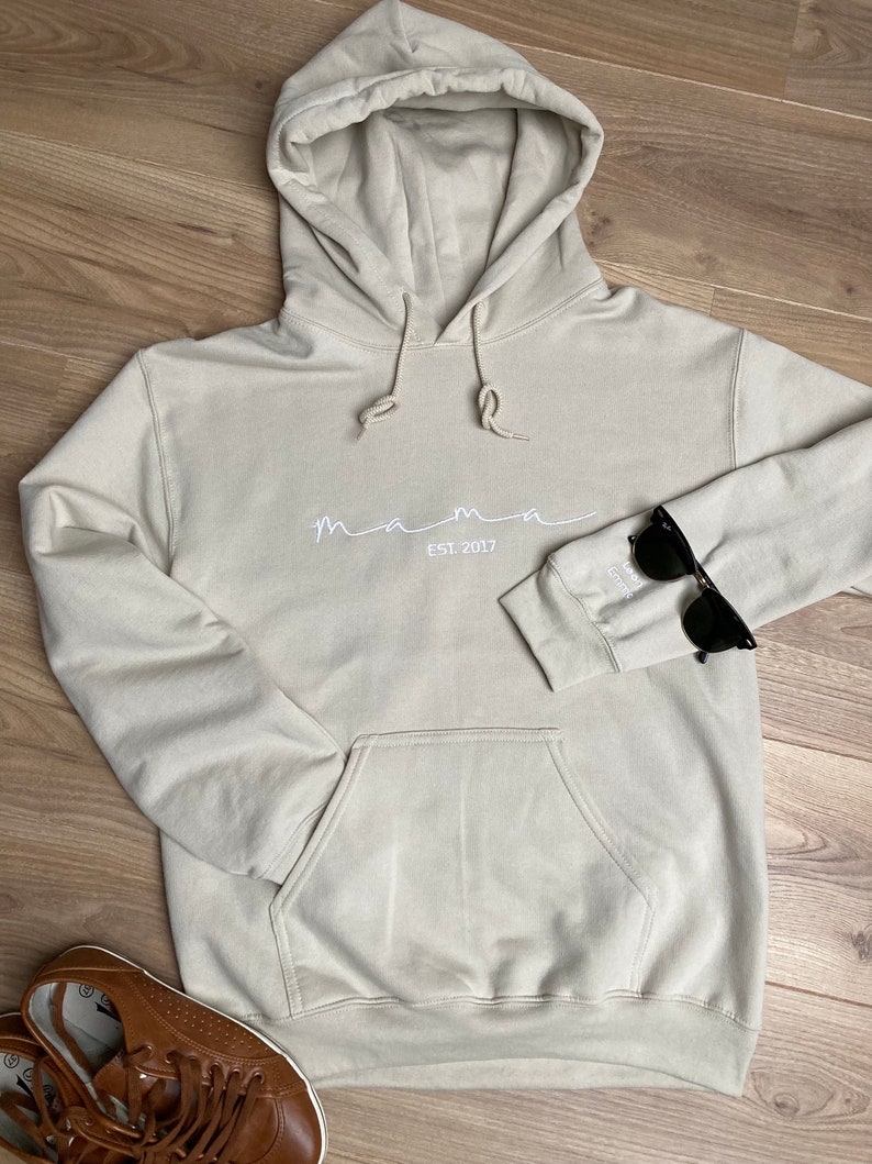 Personalisiertes Mama-Hoodie mit Kindernamen auf dem Ärmel, Bestickt, Geburtstagsgeschenk für Mama, minimalistischer Hoodie, Muttertag Bild 2