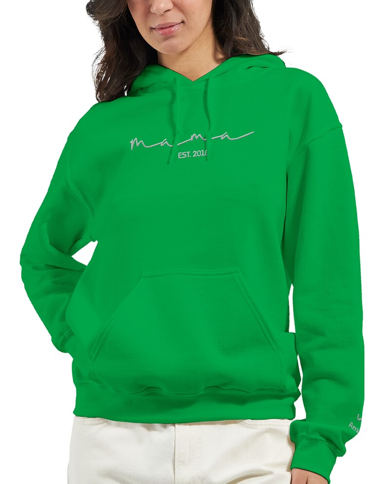 Personalisiertes Mama-Hoodie mit Kindernamen auf dem Ärmel, Bestickt, Geburtstagsgeschenk für Mama, minimalistischer Hoodie, Muttertag Irish Green