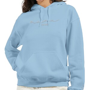 Personalisiertes Mama-Hoodie mit Kindernamen auf dem Ärmel, Bestickt, Geburtstagsgeschenk für Mama, minimalistischer Hoodie, Muttertag Bild 7