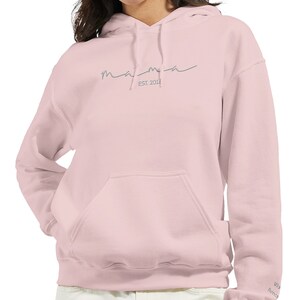 Personalisiertes Mama-Hoodie mit Kindernamen auf dem Ärmel, Bestickt, Geburtstagsgeschenk für Mama, minimalistischer Hoodie, Muttertag Bild 7