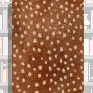 Op de afbeelding: Een rechthoekig item met afgeronde hoeken, met een bruin, gevlekt patroon dat doet denken aan hertenbont. De achtergrond toont een boekenplank vol boeken, die een achtergrond vormen voor het getextureerde oppervlak.