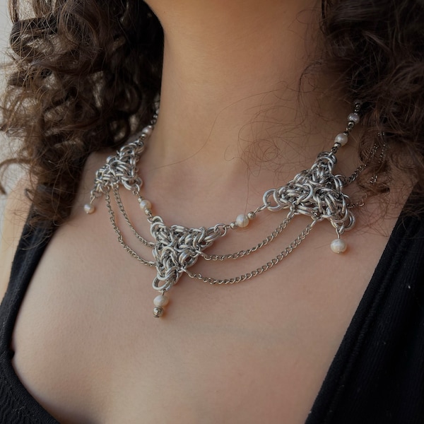 Bijoux médiévaux en cotte de mailles Collier byzantin en aluminium avec perles d'eau douce Collier gothique en cotte de mailles