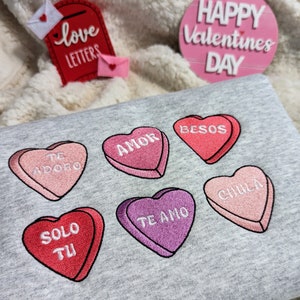 Sudadera con corazones de caramelo bordados en español: cuello redondo para San Valentín