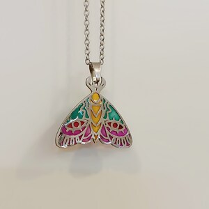 Halskette mit Schmetterling Anhänger, Klein, Harz-Edelstahl, Kette in Silber Farben, Geschenkbox Etui