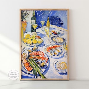 Op de afbeelding: Een schilderij van een gedekte tafel met een blauw tafelkleed, witte wijnglazen, een fles wijn, citroenen en een bord met zeevruchten. De zeevruchten omvatten garnalen, mosselen en groene uien.
