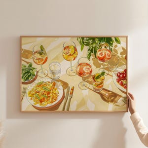以下が含まれることがあります： 食べ物と飲み物が置かれたテーブルを描いた額入りのプリント。画像には、パスタ、チェリー、グラスに入ったカクテルが写っています。カラーパレットは、黄色、オレンジ、緑色で、自然光の効果があります。