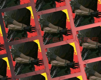 Può includere: Uno schema ripetitivo di una persona con le braccia incrociate, che indossa una maglietta nera e guanti neri, su uno sfondo rosso e giallo.