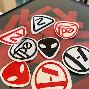 Naklejki wodoodporne Twenty One Pilots, Josh Dun Alien, Symbol niebezpiecznego zakrętu, FPE,